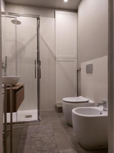 都灵Appartamento per 2 o 4 persone - Torino Gran Madre的带淋浴、卫生间和盥洗盆的浴室