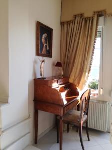 塞萨洛尼基Πολυτελής κατοικία με θέα τον Θερμαϊκό的窗户客房内的一张木桌