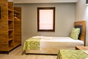 İznikİznik Seyir Otel的一间小卧室,配有床和窗户