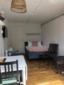 易克略Kaggeholms strandboende的配有一张床和一张桌子及椅子的房间