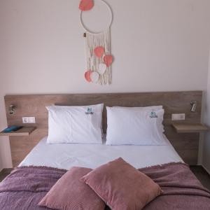 阿莫利亚尼岛elenamou seaview rooms的一间卧室配有带2个枕头的床