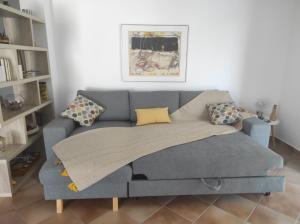 加拉塔斯AZALEA - Modern studio with sea view的客厅里一张带毯子的沙发