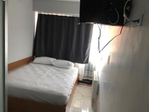 恰纳卡莱NR1 HOTEL的一间小卧室,配有床和窗户