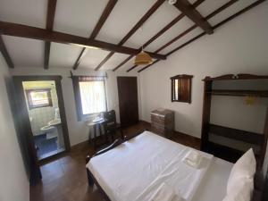 科尔布Casa Pescareasca - Complex Plaja Golf的卧室配有白色的床