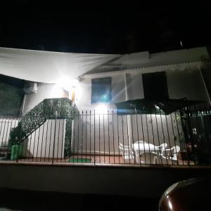 PellezzanoAstra House relax a 10minuti da Salerno centro的享有带围栏的房屋的夜景