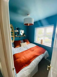 Coastal 2 bedroom maisonette with parking客房内的一张或多张床位