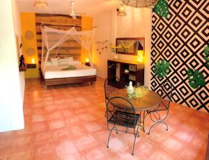 兹波利特Hotel Casa Mixteca的配有一张床和一张桌子及椅子的房间