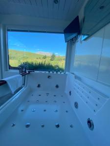 威廉堡Highland Stays - Ben View Studio Pod & Jacuzzi Bath的客房设有享有美景的大窗户。