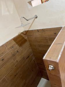 奥尔沃克斯岛Estudios Rehilete的铺有木地板并配有淋浴头的淋浴间