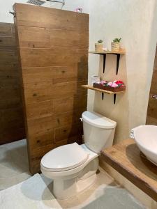 奥尔沃克斯岛Estudios Rehilete的浴室配有白色卫生间和盥洗盆。