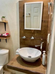 奥尔沃克斯岛Estudios Rehilete的浴室设有白色水槽和镜子