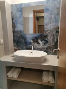 萨摩斯Sea Salt Village House的浴室设有白色水槽和镜子
