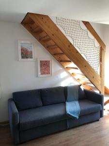 卡特兹奥布萨维Spa House Lotus in Terme Čatež的客厅设有蓝色沙发,设有楼梯