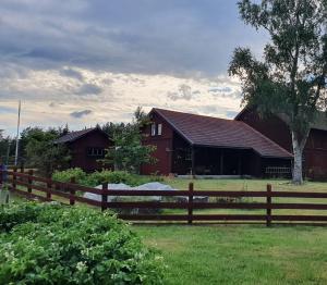 Boende på gård i Kolmårdens skogar外面的花园