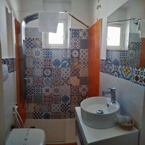 玛丽娜塞拉伊尔瓦赛罗酒店的一间带水槽和卫生间的浴室