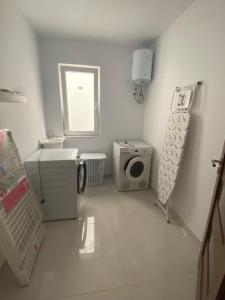 卢加Modern, Spacious, 3 Bedroom Apartment near Malta International Airport的浴室配有洗衣机、洗衣机和烘干机。