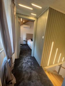 内里吉恩Podgora Experience Suite II的走廊通往卧室,卧室内设有一张床