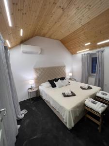 内里吉恩Podgora Experience Suite II的一间卧室设有一张大床和木制天花板