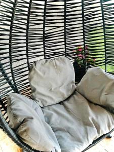 普里什蒂纳Villa Garden的一张带毯子的床和一扇植物窗户