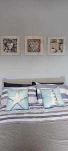 布里德灵顿Seashells的一间卧室配有一张带蓝色和白色枕头的床