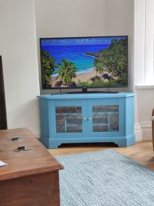 布里德灵顿Seashells的上面有电视的蓝色橱柜