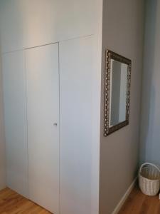 普瓦维Elegancki Apartament的镜子客房内的白色衣柜