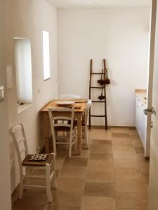 奥特朗托La Noscia - Le Dimore di Thesia的一间厨房,里面配有桌椅