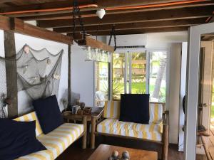 蒙特里科Cabo tortugas - casa的客厅配有两张沙发和一张桌子