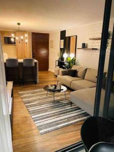 圣地亚哥Luxury apartment 37th floor en distrito de lujo的客厅配有沙发和桌子