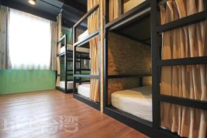 淡水旅行邦尼青年旅店的带窗户的客房内的两张双层床