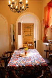 多瑙凯西Lovely Nest near Budapest的用餐室配有带彩色桌布的桌子