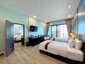 Damnoen Saduak麦克瓦达莫恩度假酒店的酒店客房设有一张大床和一间客厅。