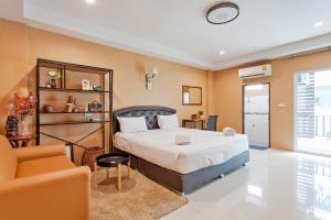 莱卡邦Cozzi by Grand Airport Resort的一间卧室设有一张床和一间客厅。