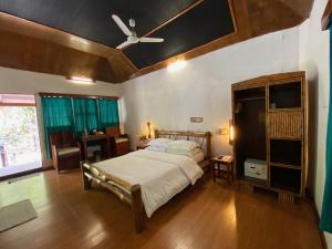 哈夫洛克岛Wild Orchid的一间卧室配有一张床和吊扇