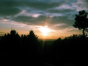塞萨洛尼基Πολυτελής κατοικία με θέα τον Θερμαϊκό的日落与天空的日落