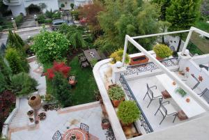 塞萨洛尼基Πολυτελής κατοικία με θέα τον Θερμαϊκό的享有花园的空中景致,花园内种有植物和桌子