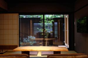 京都丽阁八坂的客房设有木桌和庭院。
