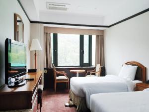 庆州庆州K酒店的酒店客房设有两张床和一台平面电视。