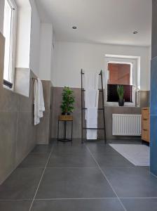 萨菲登安斯泰内嫩米尔Ferienwohnung Tritscher的浴室铺有瓷砖地板,配有盥洗池。