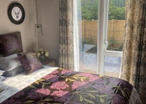 EatonLadera Retreat Lodges的一间卧室设有一张床和一个美景窗户。