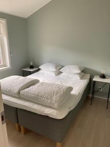 耶尔夫瑟Ekberg Annexet的卧室配有一张带白色床单和枕头的大床。