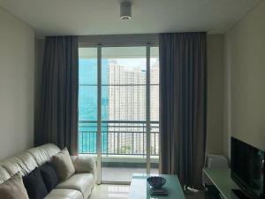 雅加达Central Park Residences (2BR - 22nd Floor)的带沙发和大窗户的客厅