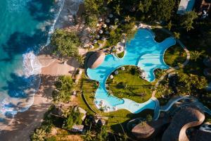 蔻立Eden Beach Khaolak Resort and Spa A Lopesan Collection Hotel - SHA Extra Plus的享有度假村游泳池的空中景致