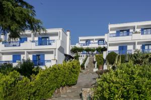 阿莫利亚尼岛阿吉奥尼斯度假酒店的蓝色阳台的一排白色公寓楼