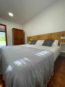 Apartamento familiar cercano a playa de Rodiles 6客房内的一张或多张床位