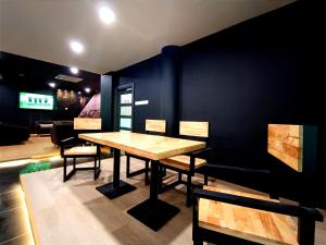 峇六拜Raia Inn Penang的一间带木桌和椅子的用餐室