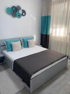 北马马亚-讷沃达里Apartament Stefan Mamaia Nord的一间卧室配有一张带蓝色枕头的大床