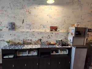 花莲市花蓮阿羅國際青年旅舍民宿的厨房设有墙上的书写