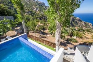 卡尔帕索斯Mertonas Villa的海景别墅 - 带游泳池