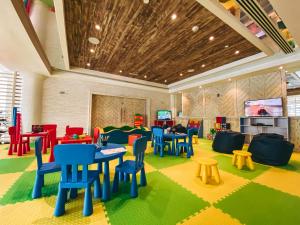 迪拜Copthorne Lakeview Hotel Dubai, Green Community的一间餐厅,房间内设有五颜六色的椅子和桌子